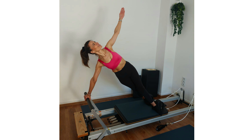 Saša izvodi vježbu na pilates reformeru